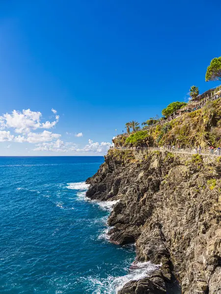 İtalya 'da Akdeniz kıyısındaki Manarola köyü yakınlarındaki kayalar.