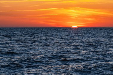 Baltık Denizi, Almanya 'nın Saklı Adası' nda gün batımıyla.