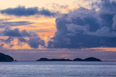 Shetland Adaları açıklarında bulutlarla gün batımı.