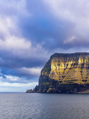 Faroe Adası Kalsoy 'daki kayalıkların manzarası.