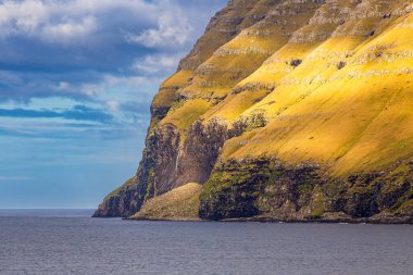 Faroe Adası Kalsoy 'daki kayalıkların manzarası.