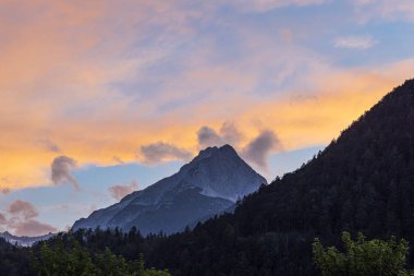 Almanya 'nın Mittenwald yakınlarındaki Wetterstein Dağları manzarası.