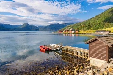 Norveç 'teki teknelerle Akrafjord' u seyret.