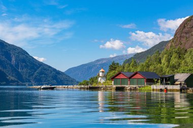 Norveç 'teki deniz feneriyle Akrafjord' a bak.