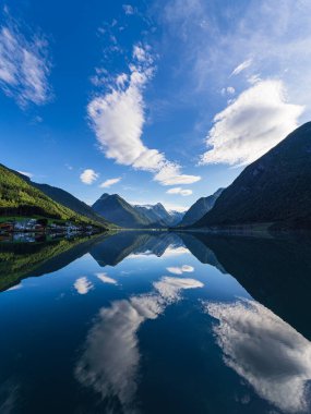 Norveç 'teki dağlarla birlikte Fjaerlandfsjord' a bak.