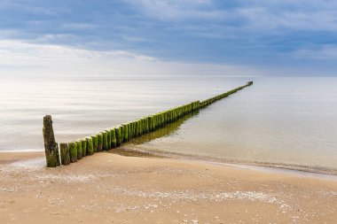Groyne, Almanya 'nın Bansin kentinde Baltık Denizi kıyısında.