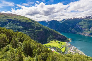 Norveç 'teki Aurlandsfjord üzerinden Stegastein' dan görüntü.