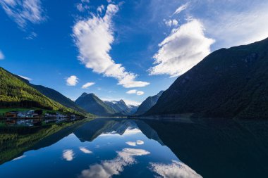 Norveç 'teki dağlarla birlikte Fjaerlandfsjord' a bak.