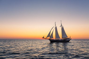 Warnemuende, Almanya 'da Baltık Denizi' nde yelkenli gemi.