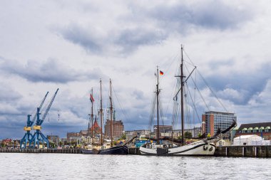 Warnow nehrinin üzerinden Almanya 'nın Rostock kentine bakın..