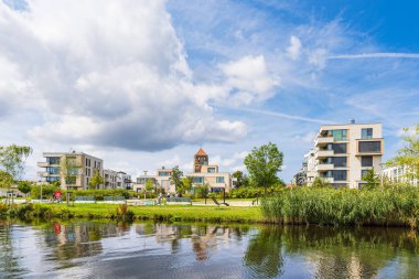 Warnow nehrinin üzerinden Almanya 'nın Rostock kentine bakın..