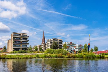 Warnow nehrinin üzerinden Almanya 'nın Rostock kentine bakın..