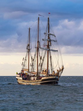 Warnemuende, Almanya 'da Baltık Denizi' nde yelkenli gemi.