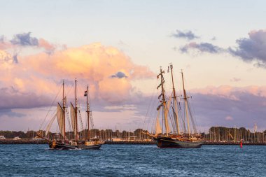 Warnemuende, Almanya 'da Baltık Denizi' nde yelken açan gemiler..