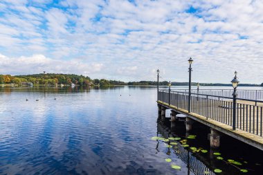 Krakow Gölü kıyısındaki teras. Krakow am am kasabası..