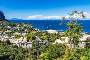 İtalya 'daki Napoli Körfezi' ndeki Capri adasına bakın..