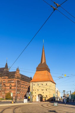 Almanya 'nın Rostock kentinde, Hanseatic kentinde, Steintor kapısında sonbahar.