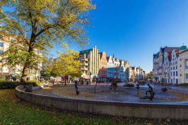Brunnen der Lebensfreude çeşmesinde sonbahar ve Kroepeliner Caddesi Almanya 'nın Rostock kentinde..