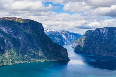 Norveç 'teki Aurlandsfjord üzerindeki Stegastein izleme platformundan görüntüler.