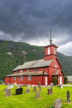 Norveç 'teki Fjaerland' deki kilise ve mezarlık.