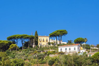 İtalya 'nın Amalfi Sahili' ndeki Vietri Konsolosu Mare 'deki evler.