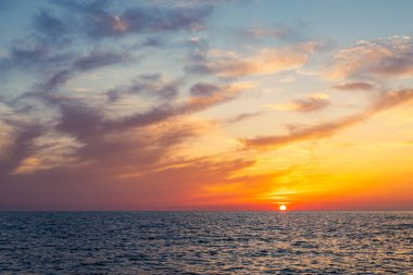 Baltık Denizi, Almanya 'nın Saklı Adası' nda gün batımıyla.