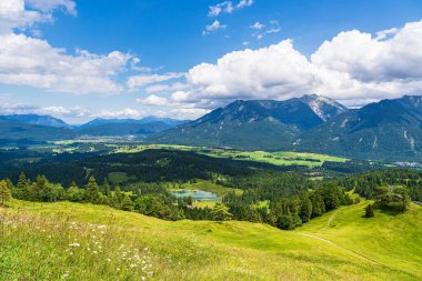 Hoher Kranzberg dağından Karwendel Dağları 'na ve Almanya' nın Mittenwald yakınlarındaki Ester Dağları 'na.