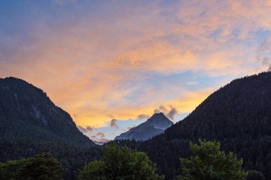 Almanya 'nın Mittenwald yakınlarındaki Wetterstein Dağları manzarası.