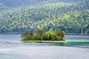 Almanya, Bavyera 'da Garmisch-Partenkirchen yakınlarında Eibsee Gölü' nde bir ada.