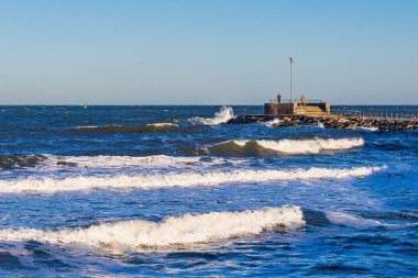 Almanya 'nın Warnemuende kentinde Baltık Denizi kıyısında rüzgarlı bir iskele..