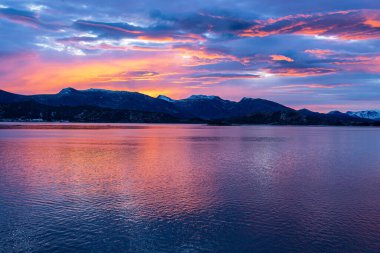 Norveç 'te Torvik yakınlarında gün doğumunda dağlar ve kayalar.