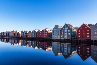 Norveç 'in Trondheim kentindeki Nidelva nehrindeki renkli evlerin manzarası.