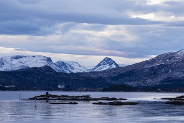 Norveç 'te Torvik yakınlarında kışın dağlar ve kayalar.