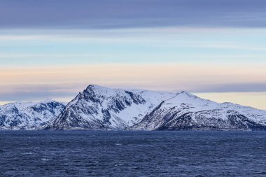 Norveç 'te Oksfjord yakınlarında kışın dağlar ve kayalar.