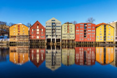 Norveç 'in Trondheim kentindeki Nidelva nehrindeki renkli evlerin manzarası.