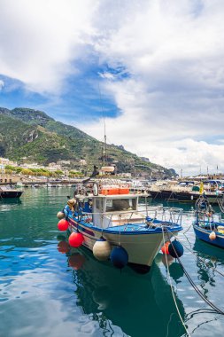 İtalya 'nın Amalfi kıyısındaki Maiori limanında tekneler.
