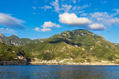 İtalya 'daki Amalfi Sahili' nde Maiori yakınlarında Akdeniz kıyısı.