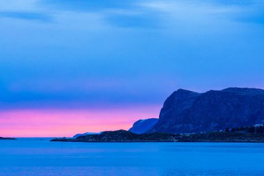 Norveç 'te Torvik yakınlarında gün doğumunda dağlar ve kayalar.