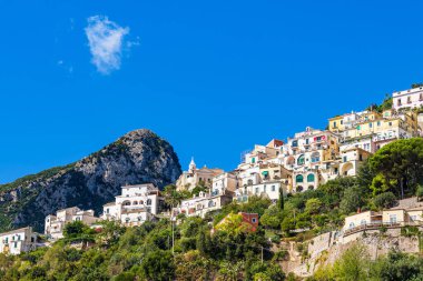 İtalya 'nın Amalfi Sahili' ndeki Vietri Konsolosu Mare 'deki evler.
