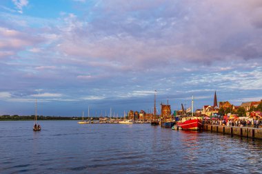 Almanya 'nın Rostock kentindeki Hanse yelkenlisi sırasında Warnow nehrinde gezinti..