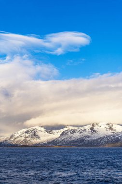 Norveç 'te Harstad yakınlarında kışın dağlar ve kayalar.