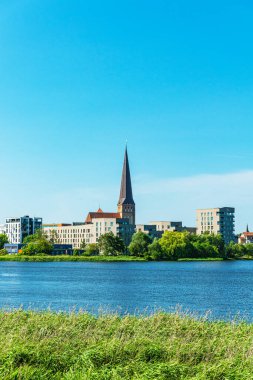 Warnow nehrinin üzerinden Almanya 'nın Rostock kentine bakın..