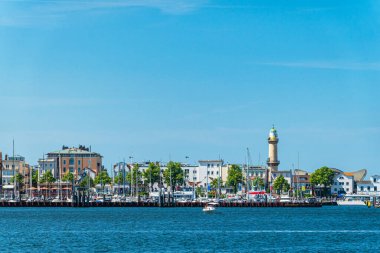 Warnow nehri üzerinde Warnemuende, Almanya 'da deniz feneri manzarası.