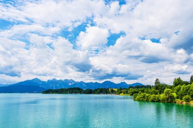 Forggensee Gölü 'nün üzerinden Fuessen, Almanya yakınlarındaki Allgau Alplerine bakın..
