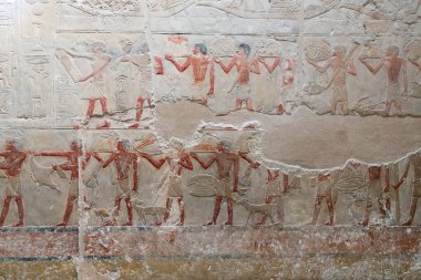 SAQQARA, EGYPT - 23 Mart 2023: Mısır 'ın Saqqara mezarlığındaki binaların iç duvarlarından resimler