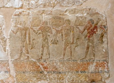 SAQQARA, EGYPT - 23 Mart 2023: Mısır 'ın Saqqara mezarlığındaki binaların iç duvarlarından resimler