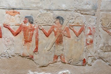 SAQQARA, EGYPT - 23 Mart 2023: Mısır 'ın Saqqara mezarlığındaki binaların iç duvarlarından resimler