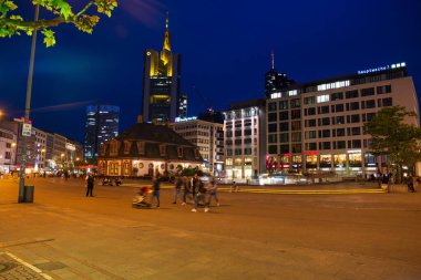 FRANKFURT, ALMAN- MAYIS 02, 2018: Frankfurt, Almanya 'nın merkez bölgesinin gece manzarası. Eski mimari tarzı Cafe Hauptwache ve Commerzbank Tower ile Gece Sokağı.