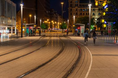FRANKFURT, ALMANYA - MAYIS 02, 2018: Frankfurt, Almanya 'nın orta bölgesinde olağan şerit. Şehir tramvayı çelik rayları olan bir sokak.