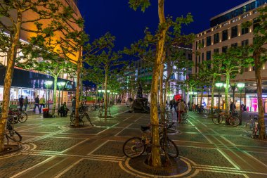Frankfurt, Almanya 'da, FRANKFURT, Almanya - Mayıs 02, 2018: Zeil (Alışveriş Şeridi). Ağaçlara kilitlenmiş bir sürü bisikleti olan bir gece sokağı..
